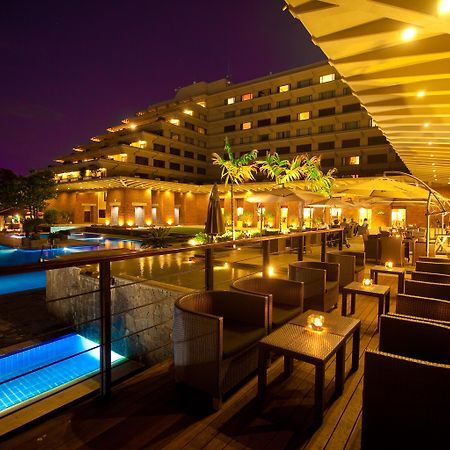 Cinnamon Lakeside Colombo Kültér fotó The pool at the Taj Bengal