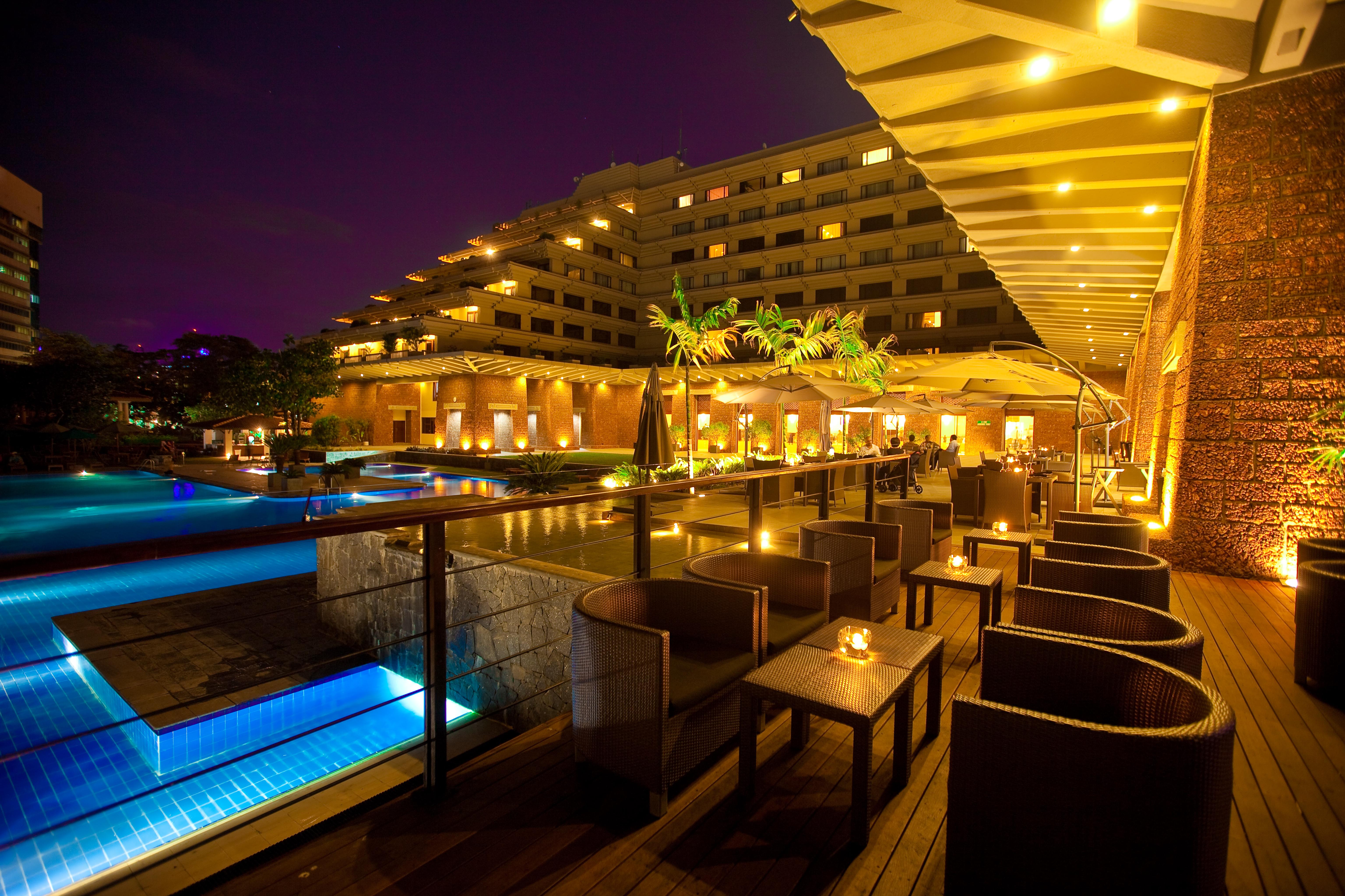 Cinnamon Lakeside Colombo Kültér fotó The pool at the Taj Bengal
