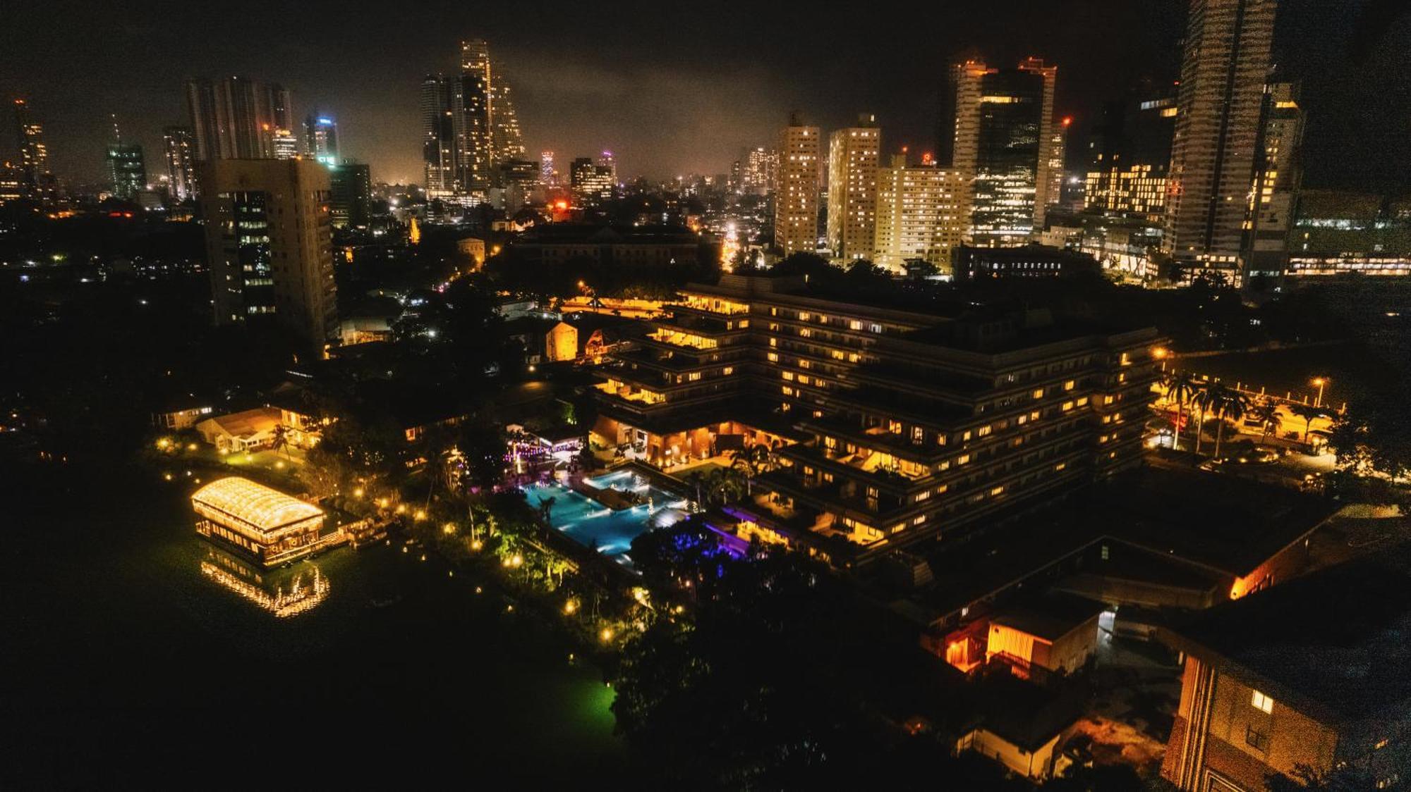 Cinnamon Lakeside Colombo Kültér fotó The view of the resort at night