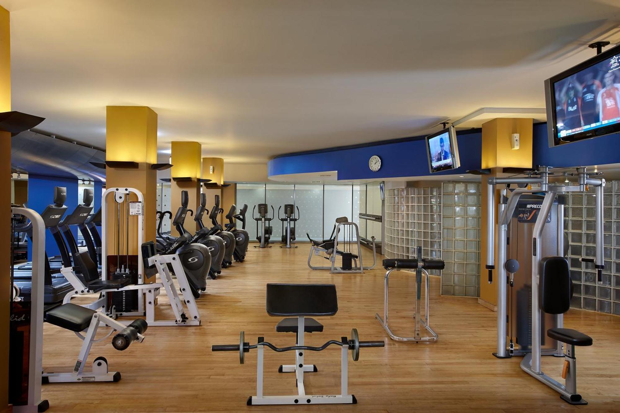 Cinnamon Lakeside Colombo Kültér fotó The gym at the hotel