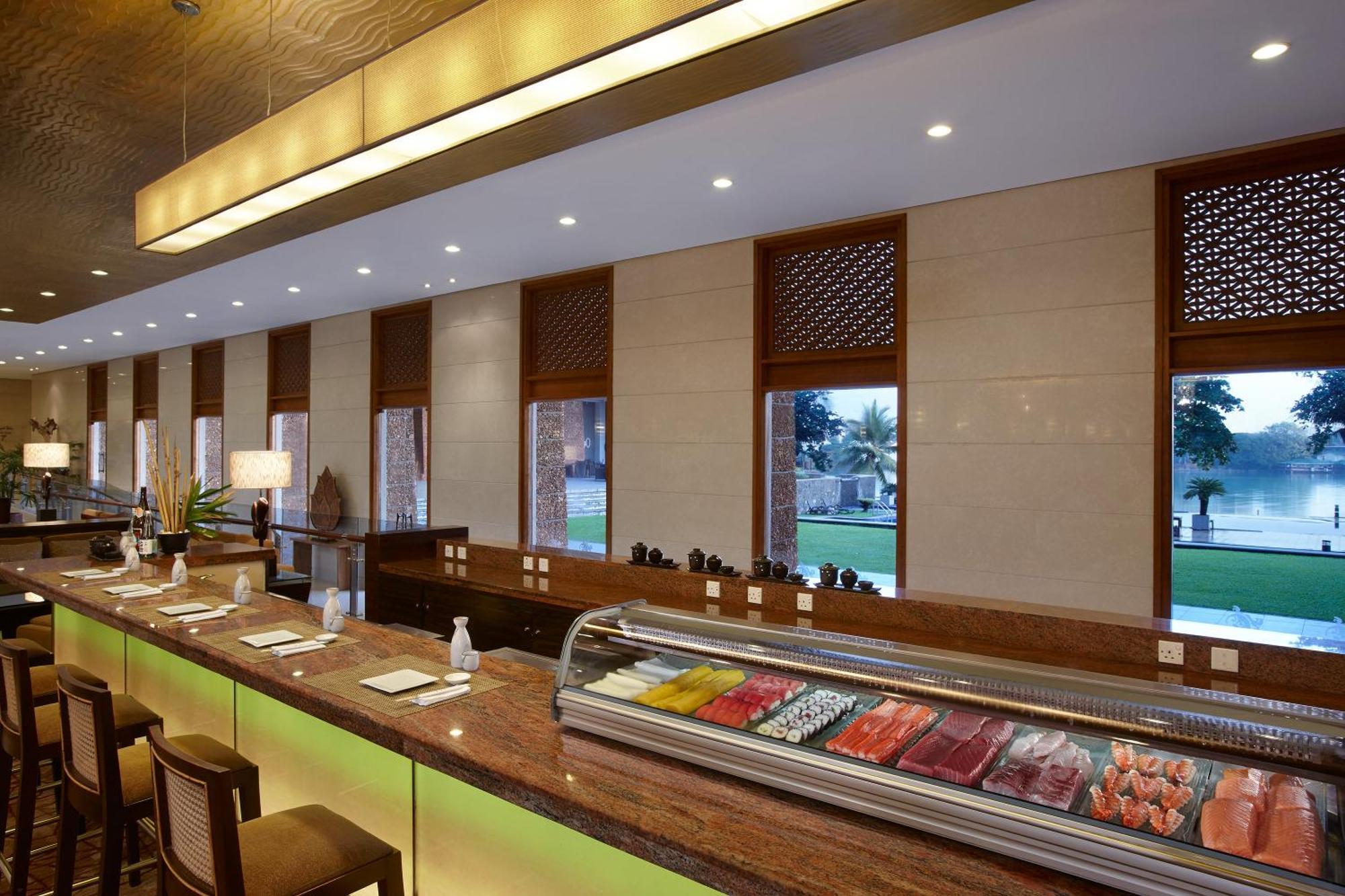 Cinnamon Lakeside Colombo Kültér fotó Sushi bar at the Taj Bengal