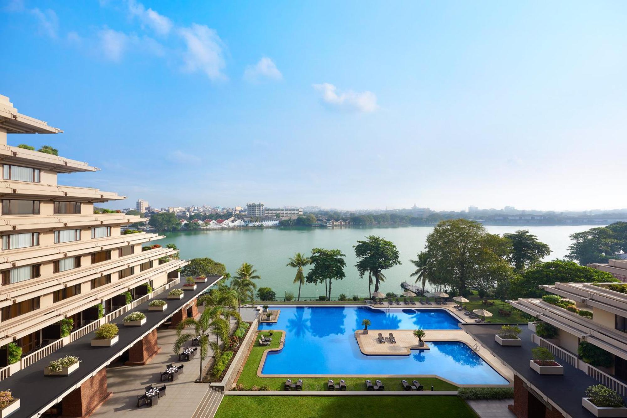 Cinnamon Lakeside Colombo Kültér fotó View of the pool at the Taj Bengal