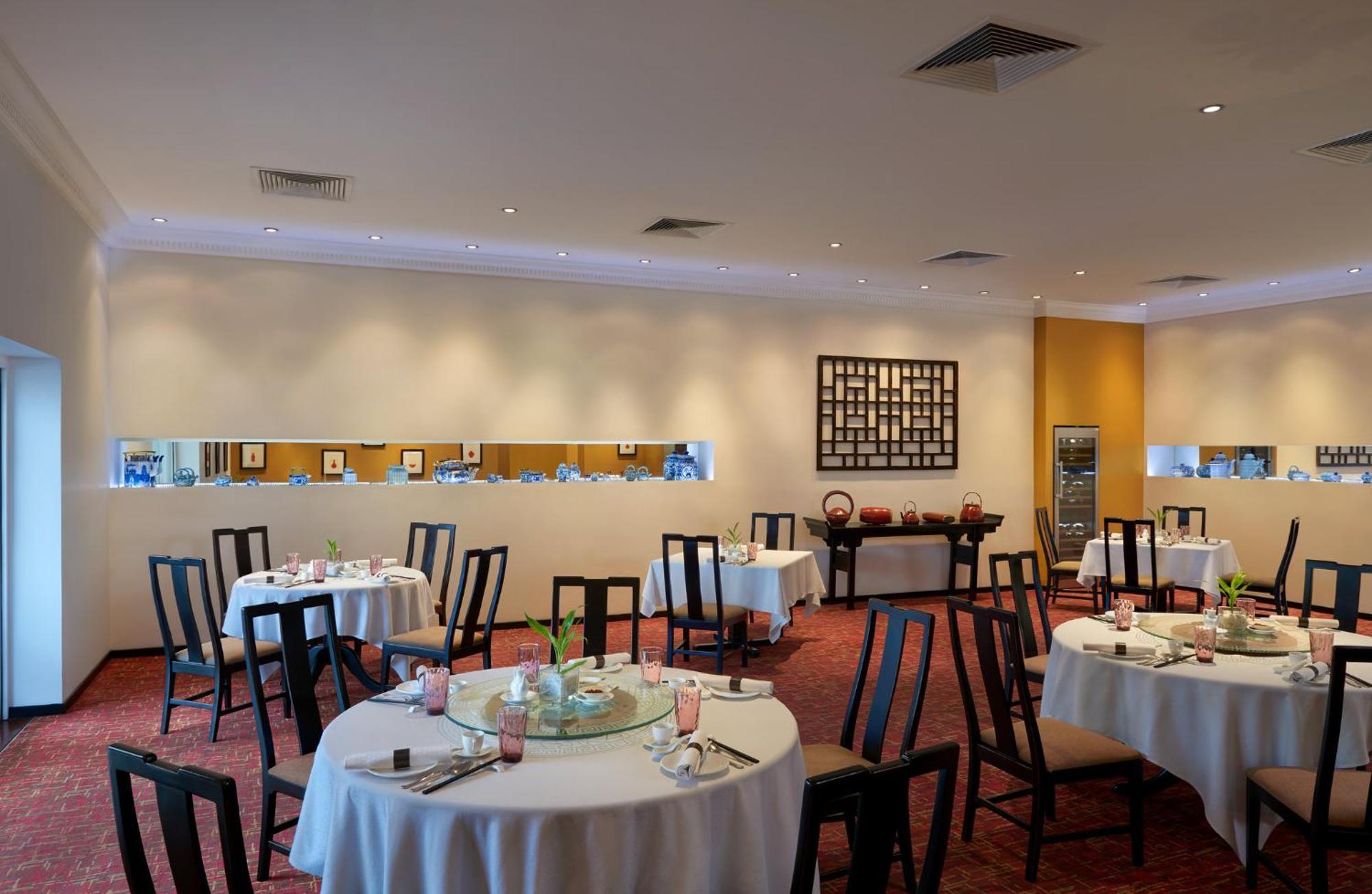 Cinnamon Lakeside Colombo Kültér fotó Interior of the restaurant