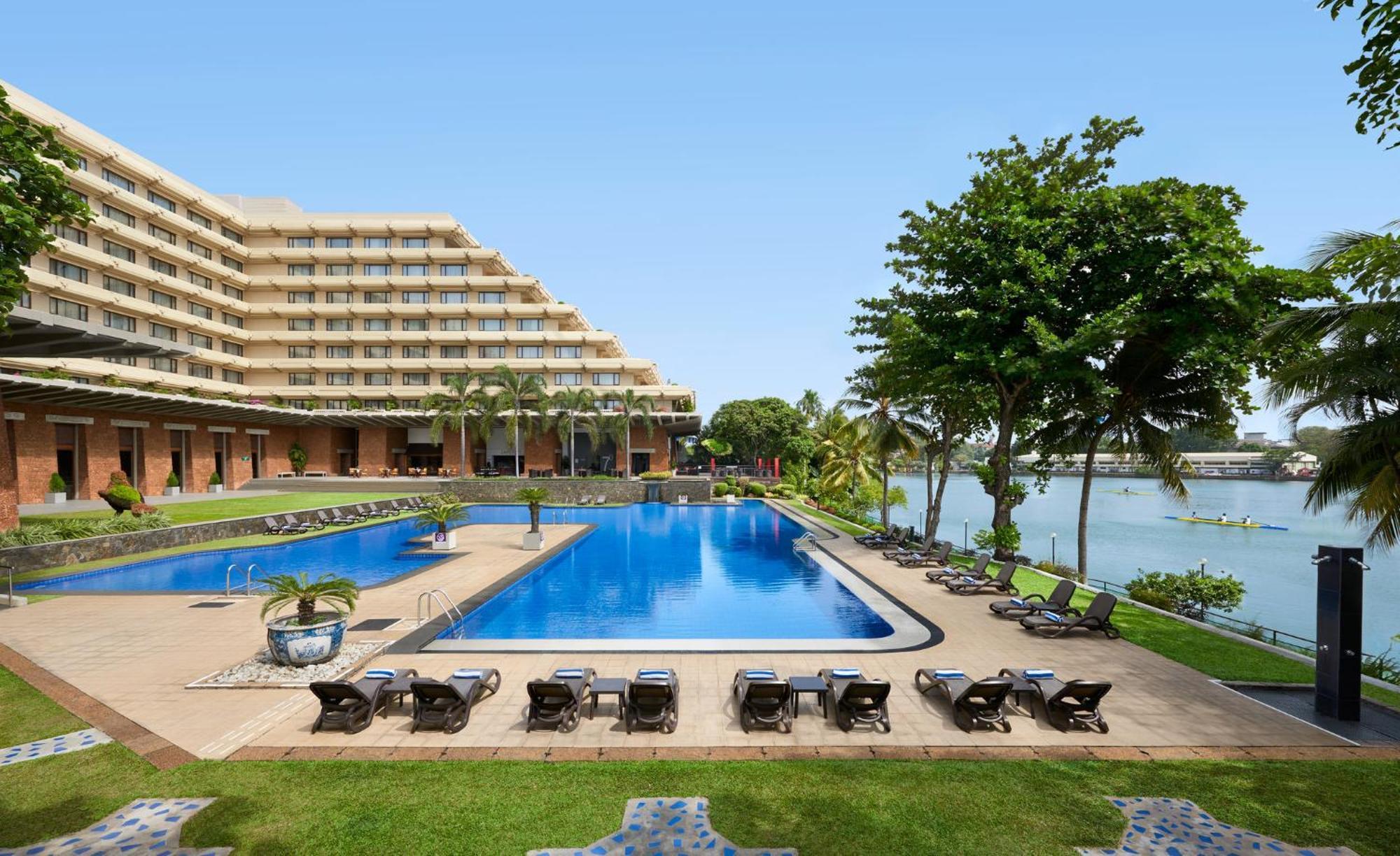 Cinnamon Lakeside Colombo Kültér fotó The pool at the Taj Bengal