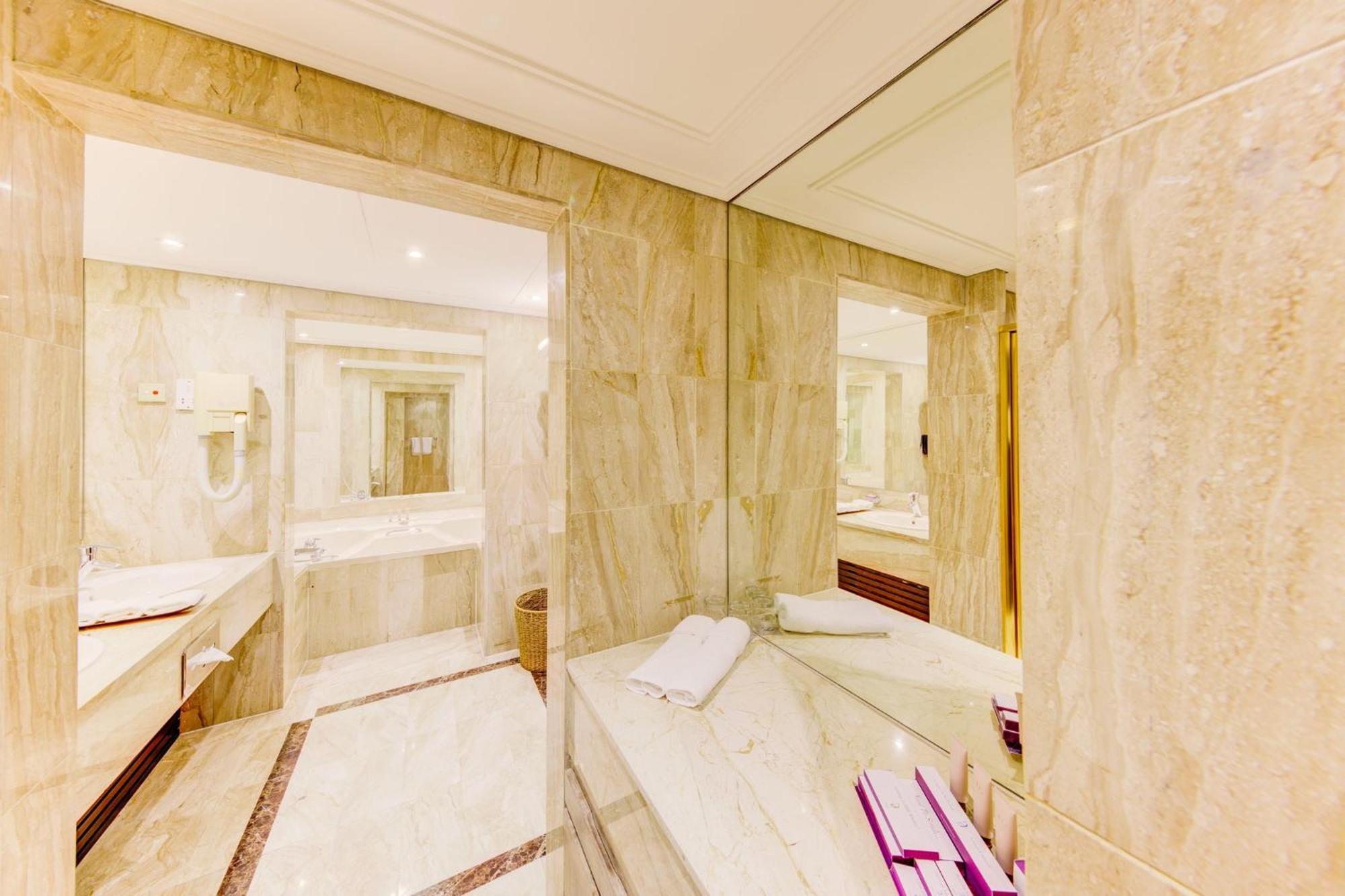 Cinnamon Lakeside Colombo Kültér fotó Bathroom